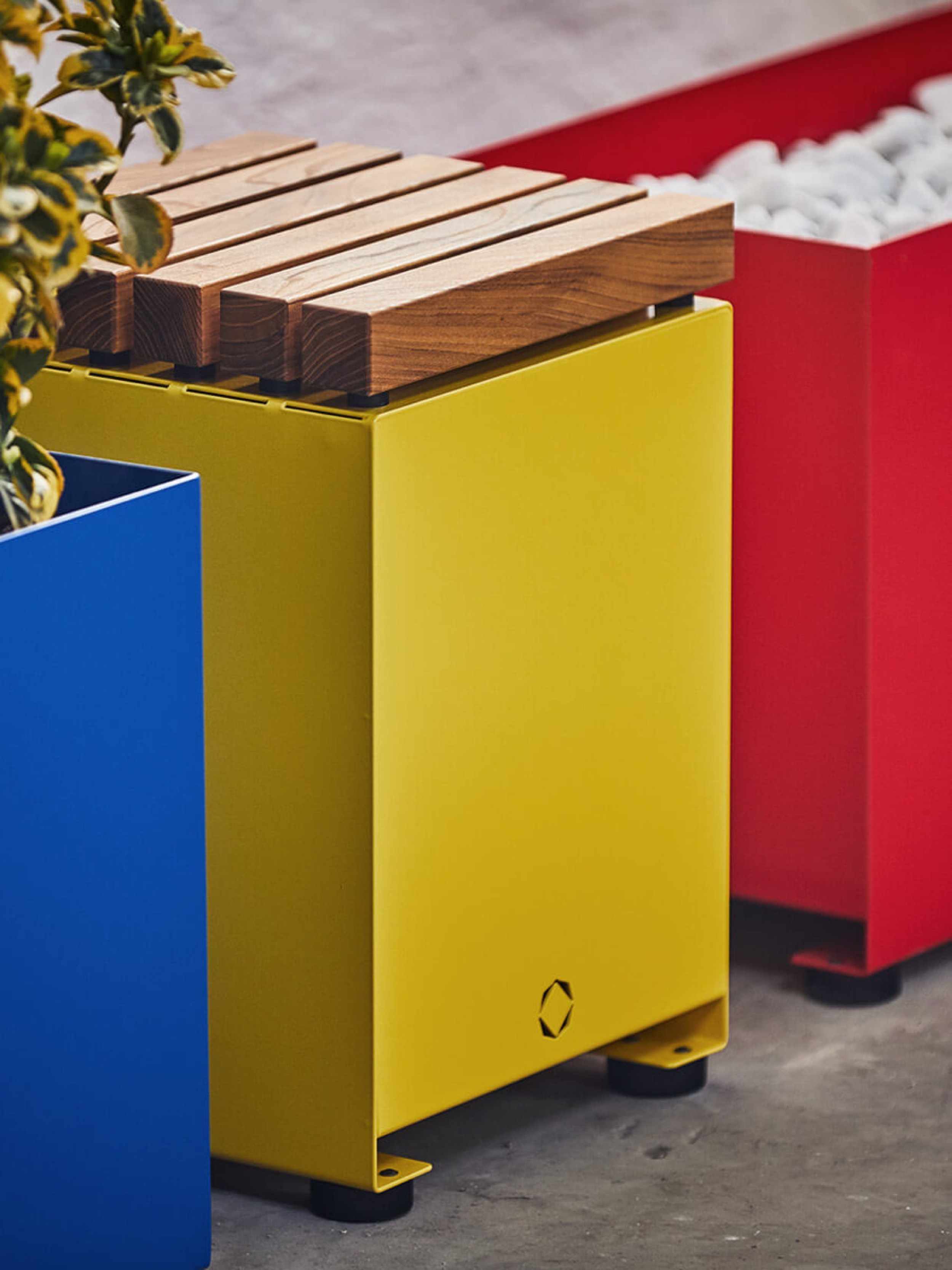 blumenkuebel-sitzbank-outdoor